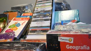 Entregaron libros y material pedagógico a la Casa de Santa Cruz