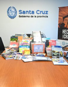 Entregaron libros y material pedagógico a la Casa de Santa Cruz
