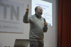 Diego Golombek brindó una charla a estudiantes de la Escuela Industrial de Procesos Energéticos