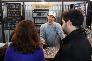 Las y los emprendedores, la música y los visitantes: Un éxito de Sabores Santacruceños en Río Turbio