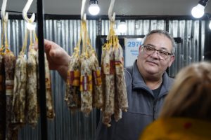 Las y los emprendedores, la música y los visitantes: Un éxito de Sabores Santacruceños en Río Turbio