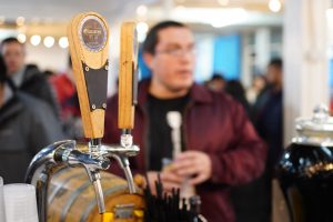 Las y los emprendedores, la música y los visitantes: Un éxito de Sabores Santacruceños en Río Turbio