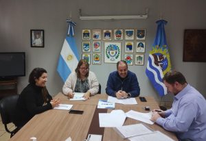Firmaron convenios de protección a la niñez y deporte con el municipio de Los Antiguos