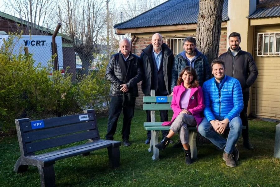 Producción y Ambiente recibieron bancos reciclados