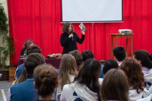 29° Feria del Libro: Desde instituciones educativas llega a los estudiantes con la charla de Paula Bombara
