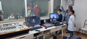 Estudiantes de la EPP Nº10 estuvieron presentes en el estudio de FM Educativa de Río Gallegos