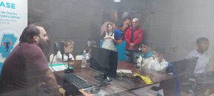 Estudiantes de la EPP Nº10 estuvieron presentes en el estudio de FM Educativa de Río Gallegos