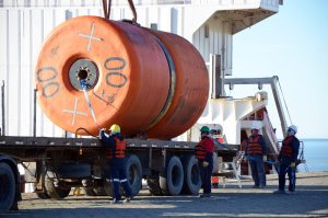 La primera embarcación vinculada al proyecto Fénix ingresó al Puerto de Punta Quilla