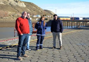 La primera embarcación vinculada al proyecto Fénix ingresó al Puerto de Punta Quilla