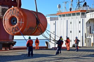La primera embarcación vinculada al proyecto Fénix ingresó al Puerto de Punta Quilla