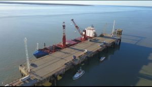 La primera embarcación vinculada al proyecto Fénix ingresó al Puerto de Punta Quilla