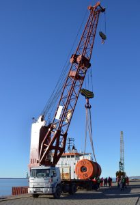 La primera embarcación vinculada al proyecto Fénix ingresó al Puerto de Punta Quilla