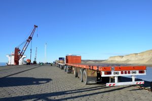 La primera embarcación vinculada al proyecto Fénix ingresó al Puerto de Punta Quilla