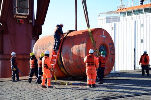 La primera embarcación vinculada al proyecto Fénix ingresó al Puerto de Punta Quilla
