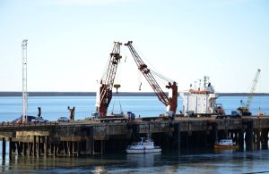 La primera embarcación vinculada al proyecto Fénix ingresó al Puerto de Punta Quilla