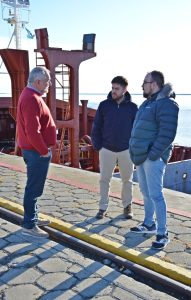 La primera embarcación vinculada al proyecto Fénix ingresó al Puerto de Punta Quilla