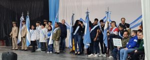 Estudiantes secundarios reafirmaron la Promesa a la Bandera en Caleta Olivia