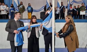 Estudiantes secundarios reafirmaron la Promesa a la Bandera en Caleta Olivia