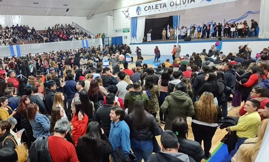 Estudiantes secundarios reafirmaron la Promesa a la Bandera en Caleta Olivia