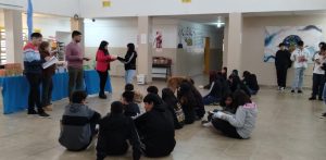 Continúan con la entrega de material didáctico a colegios secundarios de Caleta Olivia