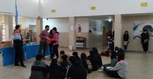 Continúan con la entrega de material didáctico a colegios secundarios de Caleta Olivia