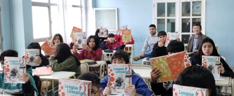 Continúan con la entrega de material didáctico a colegios secundarios de Caleta Olivia