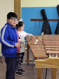 Capacitan a docentes y estudiantes de la Escuela Re Si en instrumentos de percusión