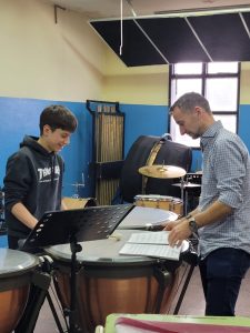 Capacitan a docentes y estudiantes de la Escuela Re Si en instrumentos de percusión