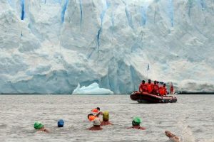 Se lleva adelante el Primer Mundial de Natación de Aguas Frías frente al Glaciar Perito Moreno