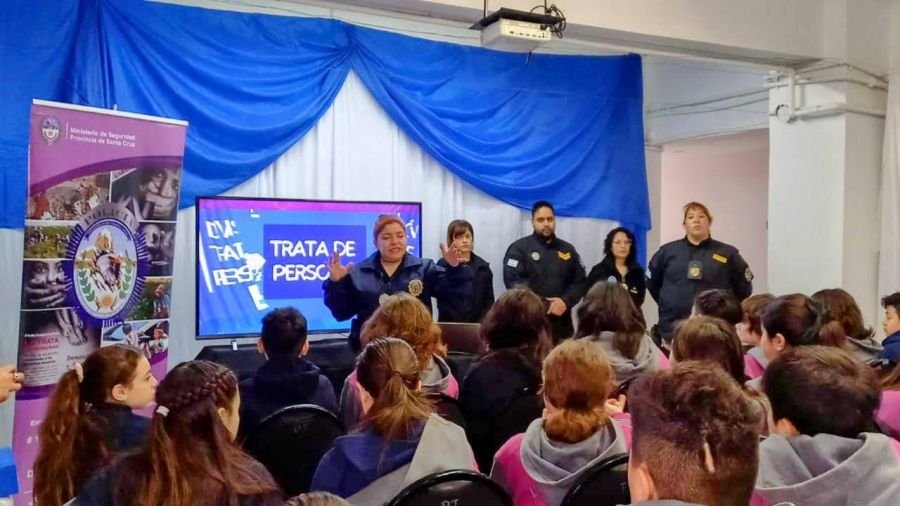 La División Trata de Personas Zona Norte brindó una charla a alumnos del Instituto Aónikenk