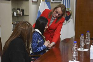 Alicia recibió a la patinadora Abril Ortega quien competirá en Colombia