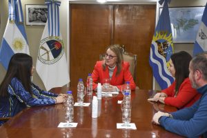 Alicia recibió a la patinadora Abril Ortega quien competirá en Colombia