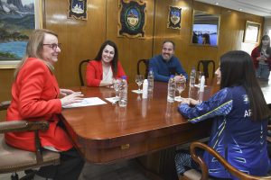 Alicia recibió a la patinadora Abril Ortega quien competirá en Colombia