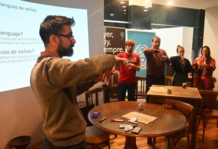 Se realiza Taller de Lengua de Señas Argentina en la Casa de Santa Cruz