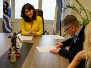 Provincia firmó convenio con la Universidad Nacional de la Patagonia Austral