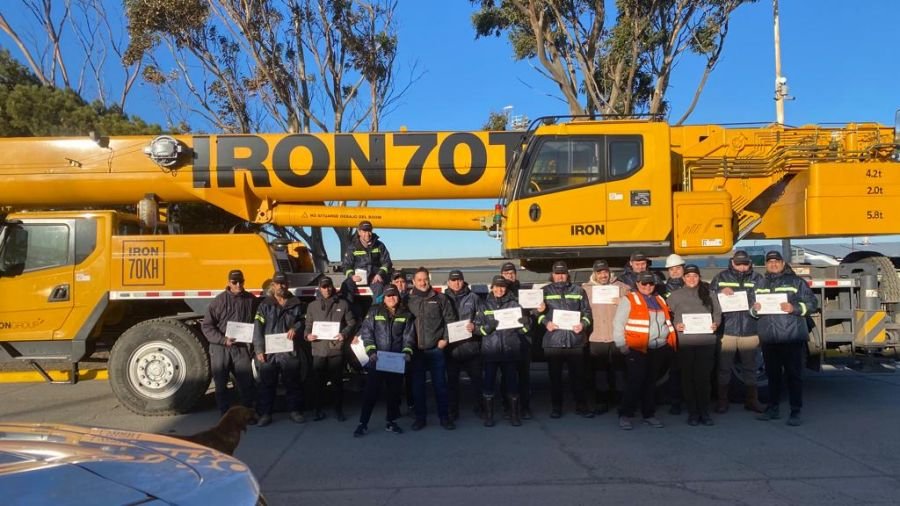 Puerto Deseado: capacitaron a personal portuario en el uso de nueva grúa