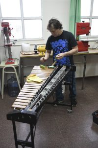 Se avanza con la puesta a punto de instrumentos en el Taller de Luthería