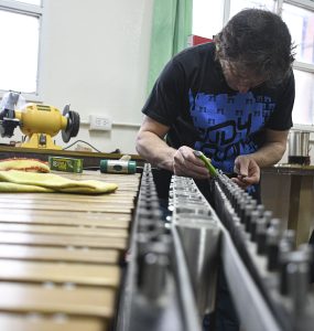 Se avanza con la puesta a punto de instrumentos en el Taller de Luthería