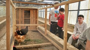 Las escuelas rurales recibieron pollitos bebés para el Taller de Granja