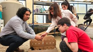 Las escuelas rurales recibieron pollitos bebés para el Taller de Granja