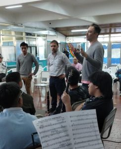 El saxofonista Emiliano Barri compartió un ensayo y concierto con la Banda de la Escuela Re Si