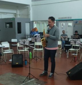 El saxofonista Emiliano Barri compartió un ensayo y concierto con la Banda de la Escuela Re Si