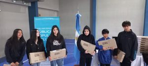 Educación inició la entrega de 9.700 notebooks para estudiantes secundarios