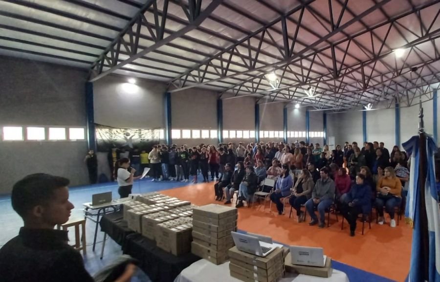 Educación inició la entrega de 9.700 notebooks para estudiantes secundarios