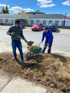 Cada día son más los que colaboran en los trabajos que se realizan en las escuelas de Santa Cruz