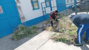 Cada día son más los que colaboran en los trabajos que se realizan en las escuelas de Santa Cruz