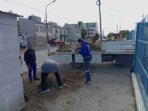Cada día son más los que colaboran en los trabajos que se realizan en las escuelas de Santa Cruz