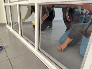 Cada día son más los que colaboran en los trabajos que se realizan en las escuelas de Santa Cruz