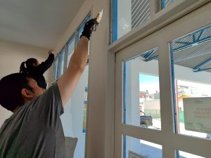 Cada día son más los que colaboran en los trabajos que se realizan en las escuelas de Santa Cruz