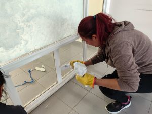 Cada día son más los que colaboran en los trabajos que se realizan en las escuelas de Santa Cruz